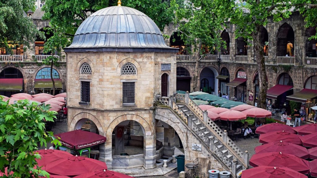 cropped-Το χαρακτηριστικό μικρό τζαμί της Αγοράς Koza Han στην Προύσα αξιοθέατα